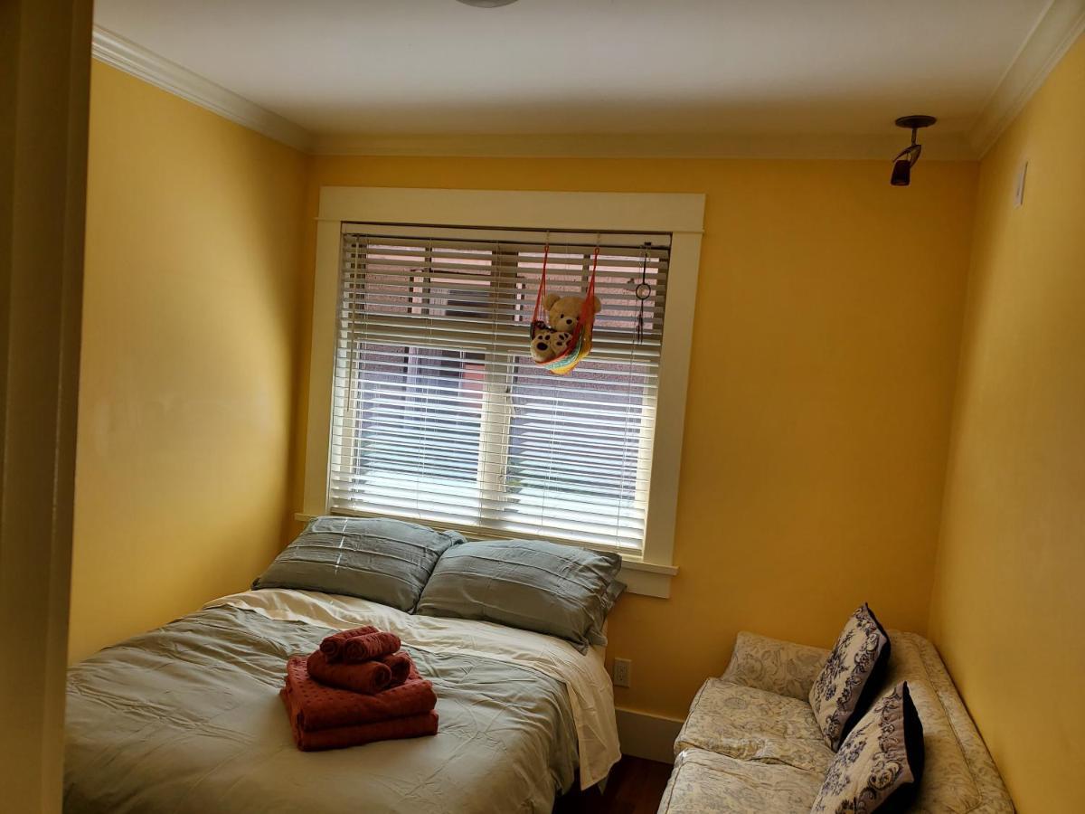 Elegant, Sunny Modern Home With Skylights - Kitsilano, Vancouver Quarto foto